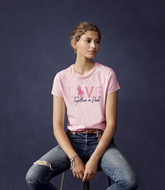 系列主打「Live/Love」圖案T恤，每件粉紅色T恤的100%銷售收益撥捐國際癌症慈