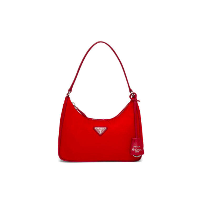 Prada 這款Re-Edition 2005 nylon mini bag其熱潮席捲全球,設計師復刻經典的尼龍Hobo Bag,新版 Prada 這款Re-Edition 2005 nylon mini bag其熱潮席捲全球,設計師復刻經典的尼龍Hobo Bag,新版