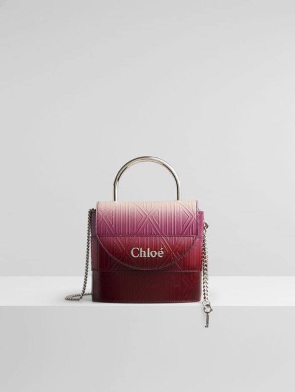 這個Chloe Aby Lock手袋,以漸變色手法將深淺不同的紅色調染於壓有Chloe monogram的牛 這個Chloe Aby Lock手袋,以漸變色手法將深淺不同的紅色調染於壓有Chloe monogram的牛