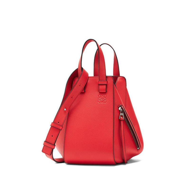 Loewe的Hammock手袋容量大,旁邊的拉鏈小袋方便提取小型個人物品,如電話和鎖 Loewe的Hammock手袋容量大,旁邊的拉鏈小袋方便提取小型個人物品,如電話和鎖