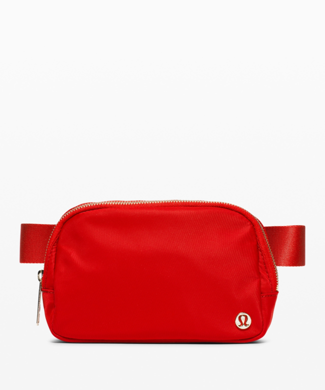 加拿大運動服裝品牌lululemon推出2021年新春系列,這款多功能腰包「Everywhere Belt Bag」尤其 加拿大運動服裝品牌lululemon推出2021年新春系列,這款多功能腰包「Everywhere Belt Bag」尤其