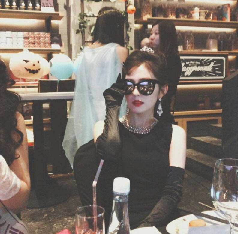 古典味十足的水晶耳環配襯黑色洋裝和長手套,把電影《Breakfast at Tiffany's》內柯德 古典味十足的水晶耳環配襯黑色洋裝和長手套,把電影《Breakfast at Tiffany's》內柯德