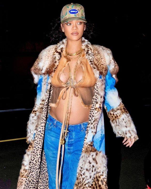 誰想到大肚還可以穿得這樣潮？Rihanna給你完美示範！充滿Y2K風格的扎染