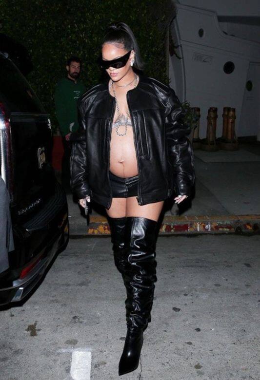 Rihanna這次選擇了Alexander Wang的閃石Bikini Top、黑色皮褸和超迷你短裙,以及尖頭過膝長 Rihanna這次選擇了Alexander Wang的閃石Bikini Top、黑色皮褸和超迷你短裙,以及尖頭過膝長