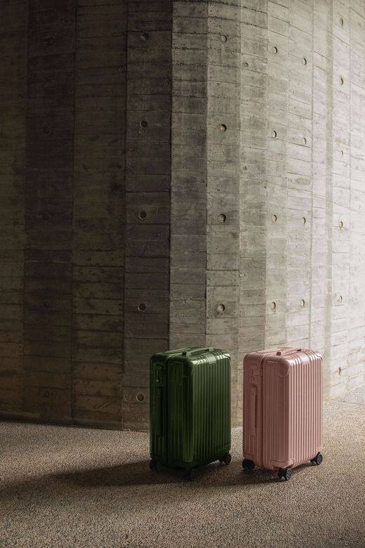 Rimowa Essential行李箱選用了亮澤外殼,配以相襯的拉鏈、徽章及滾輪底托,綜合製作 Rimowa Essential行李箱選用了亮澤外殼,配以相襯的拉鏈、徽章及滾輪底托,綜合製作