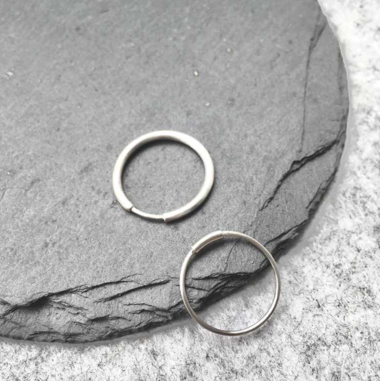 憑藉她精湛的金屬加工技術和對傳統手工藝品的愛好,創造出可易於融 憑藉她精湛的金屬加工技術和對傳統手工藝品的愛好,創造出可易於融