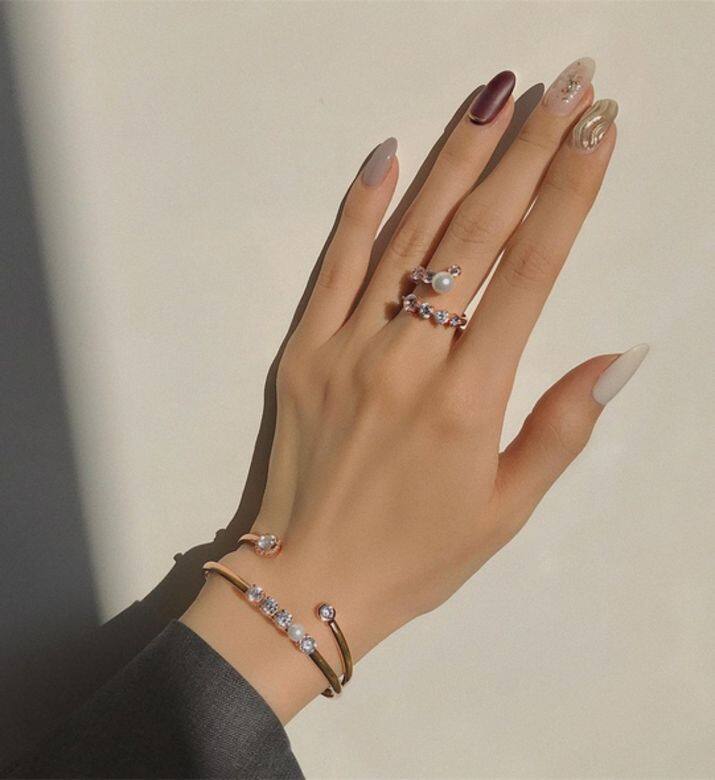 在選擇中指的戒指時，建議選擇帶有寶石設計的戒指，或具有好運象徵的