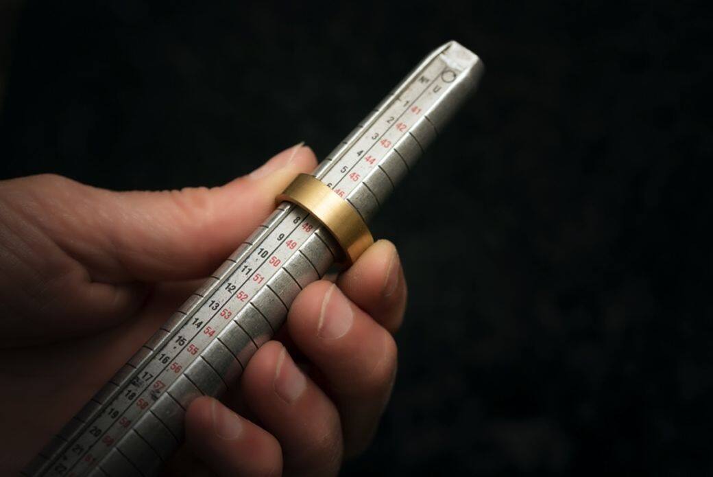 戒指尺寸的標準稱為手寸,在珠寶首飾店,必備棒形的金屬量度器,量度戒 戒指尺寸的標準稱為手寸,在珠寶首飾店,必備棒形的金屬量度器,量度戒