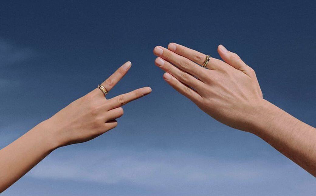 關於戒指的鬆緊度，有人會以能夠在手指上轉動為準，並確保手部擺動時
