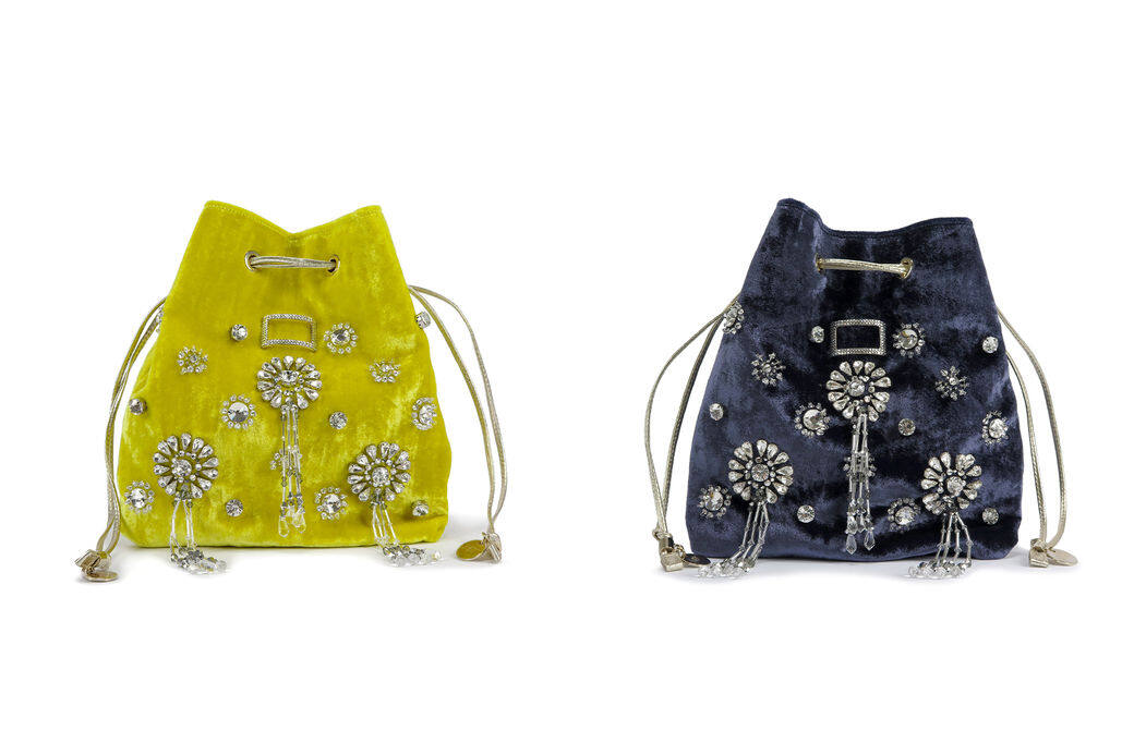 和Soirée手袋一樣，Mini Bag也採用了水晶幾何花朵配上絲絨面料，不過袋身卻
