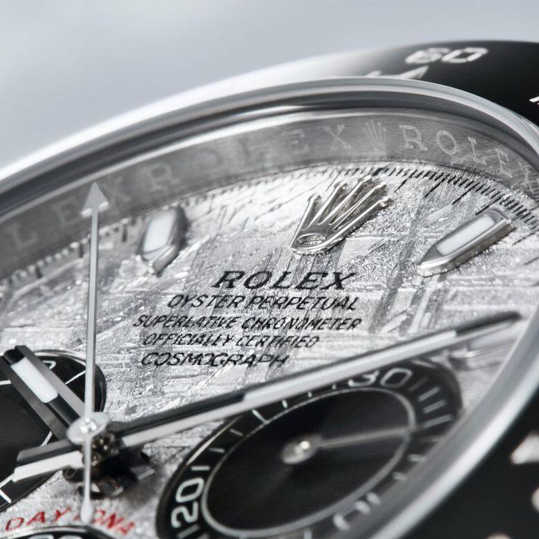 新款Rolex Daytona腕錶三圈計時副盤用上黑色，襯上灰色隕石錶面和黑陶瓷錶圈