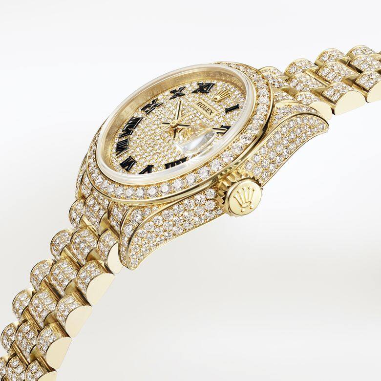 經典的元首型錶帶在美鑽映照下散發金雕玉砌的華麗美感。