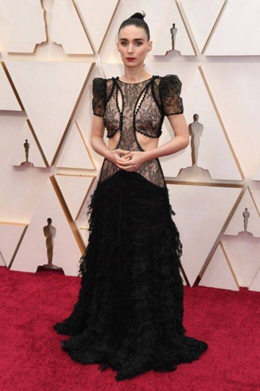 一直以來很常穿Givenchy高級訂製服的Rooney Mara,今年選擇了Alexander McQueen的鏤空黑色禮服 一直以來很常穿Givenchy高級訂製服的Rooney Mara,今年選擇了Alexander McQueen的鏤空黑色禮服