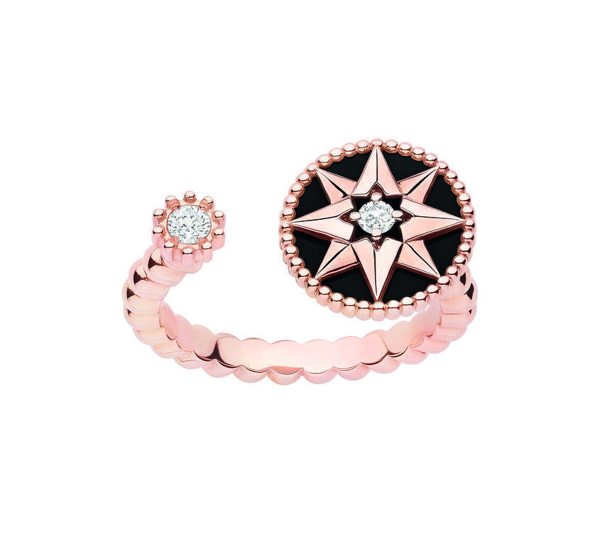 以Dior先生的幸運八芒星為設計主題，精巧細膩的圓珠戒圈與飾邊是非凡
