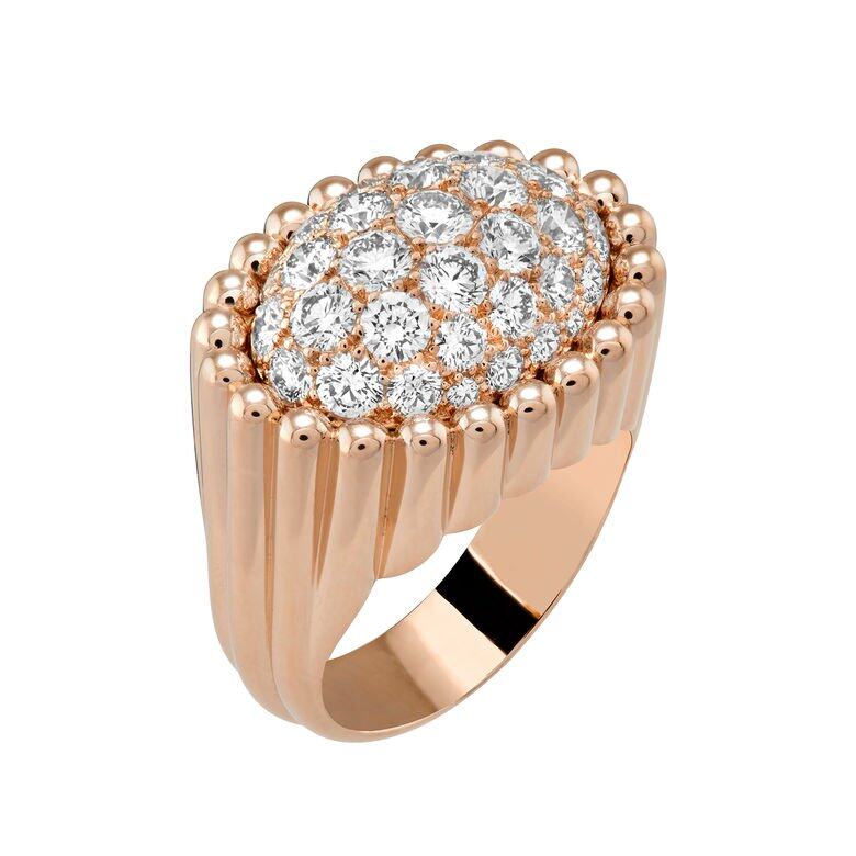 Perlée系列的作品向來Van Cleef & Arpels的工藝結晶,啟發自品牌典藏圖章戒指的新 Perlée系列的作品向來Van Cleef & Arpels的工藝結晶,啟發自品牌典藏圖章戒指的新