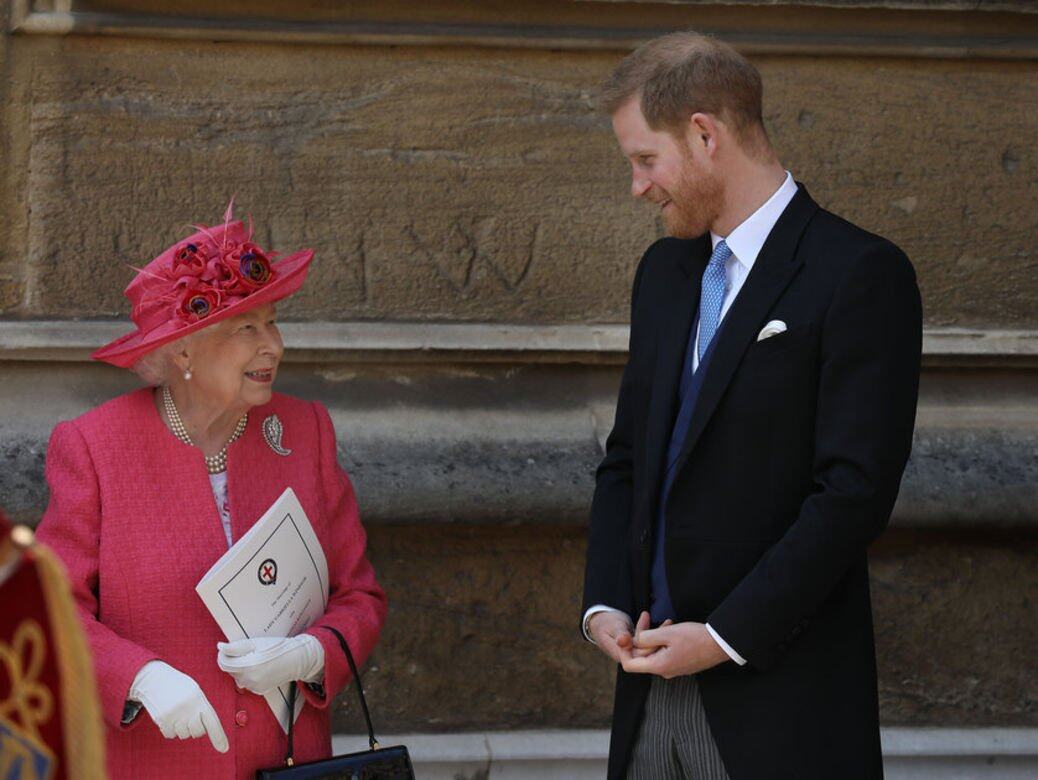 2019英女王身穿鮮豔的桃紅色服裝，花卉草織禮帽襯出女王一臉喜氣洋洋