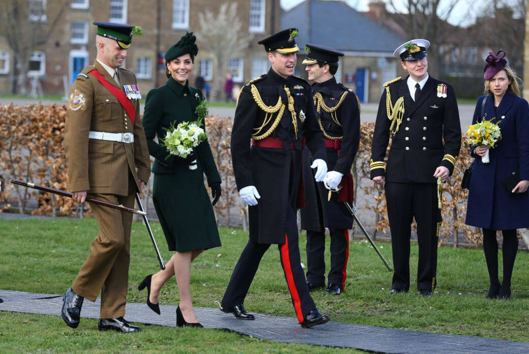 2019凱特現身St Patrick's Day倫敦巡遊活動,軍事風格的墨綠色套裝與帽子令她 2019凱特現身St Patrick's Day倫敦巡遊活動,軍事風格的墨綠色套裝與帽子令她