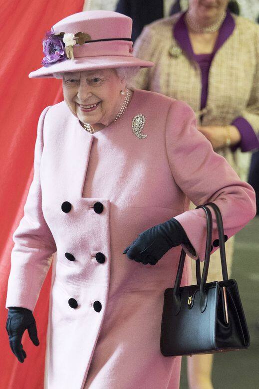 2. 注意英女王手袋，她正在打暗號女王從1968年起就只愛英國品牌Launer London，還