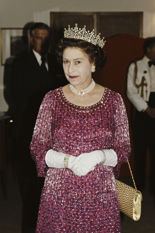 英女王曾在80與90年代佩戴這條日本珍珠項鏈,包括出席英國第一任女 英女王曾在80與90年代佩戴這條日本珍珠項鏈,包括出席英國第一任女