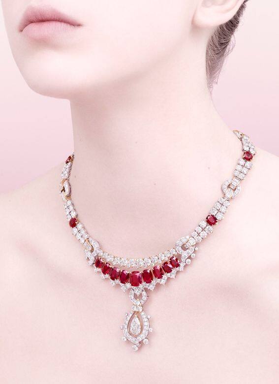 說起紅寶石又怎能不提高級珠寶界享負盛名的「Treasure of Rubies」系列呢?Van Cleef & Arpels深 說起紅寶石又怎能不提高級珠寶界享負盛名的「Treasure of Rubies」系列呢?Van Cleef & Arpels深