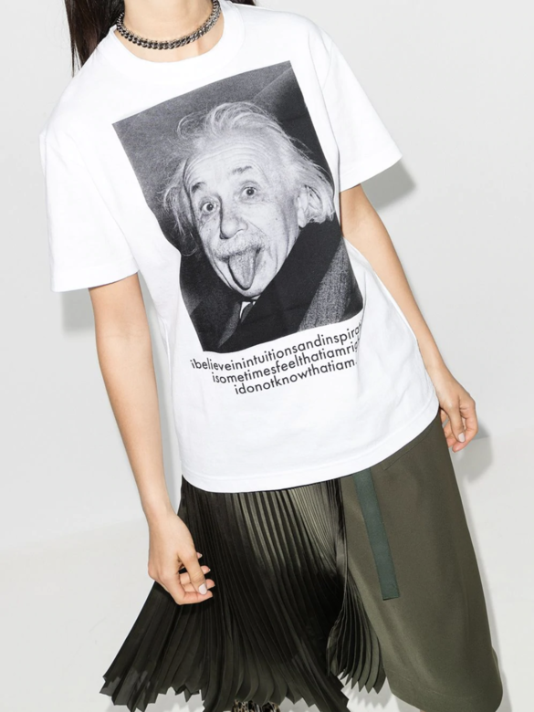 Sacai x Albert Einstein系列男女皆宜的中性剪裁為T恤更加有吸引力!就算女生穿起 Sacai x Albert Einstein系列男女皆宜的中性剪裁為T恤更加有吸引力!就算女生穿起