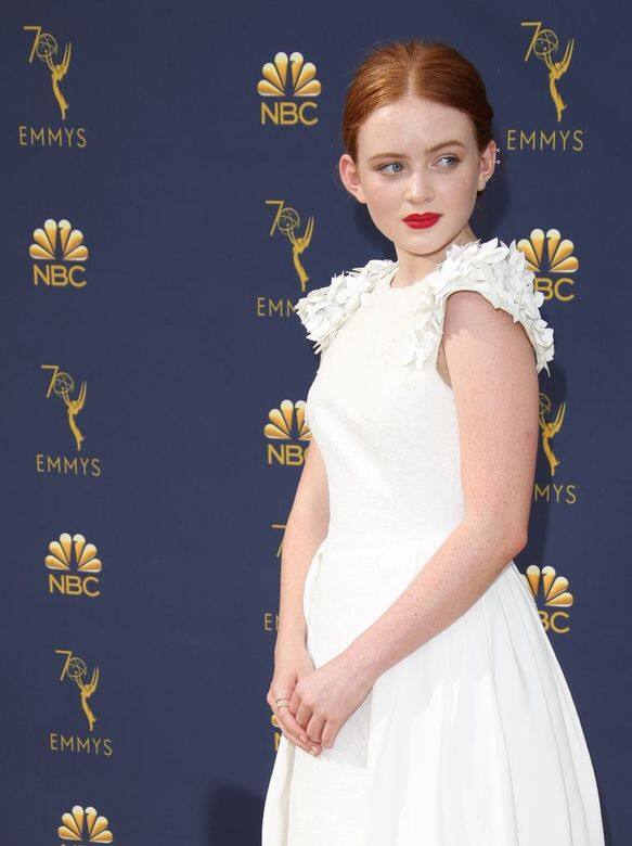 2018年9月17日，Sadie Sink穿上白色短禮服出席Emmy Awards紅地氈，帶有立體花卉裝飾