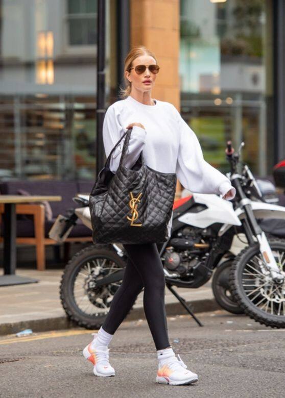 剛剛升格做母親的Rosie Huntington Whiteley的波鞋+legginge的運動造型,配上Saint Laurent Icare手袋畫面非 剛剛升格做母親的Rosie Huntington Whiteley的波鞋+legginge的運動造型,配上Saint Laurent Icare手袋畫面非