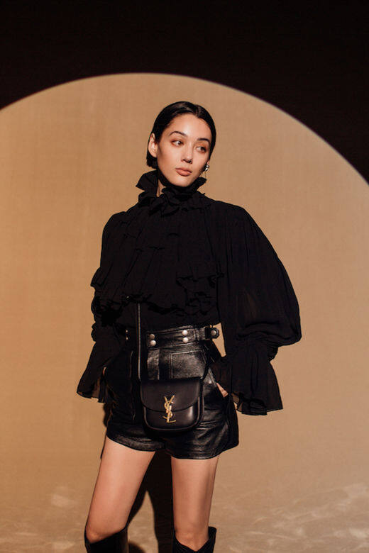 高橋盾女兒Lala Takahashi也親身示範Kaia Bag。於2020春夏時裝周亮相的Kaia手袋備有小 高橋盾女兒Lala Takahashi也親身示範Kaia Bag。於2020春夏時裝周亮相的Kaia手袋備有小