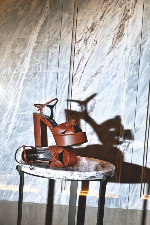 帶動厚底涼鞋風潮的全新Bianca系列，是以Saint Laurent先生的摯友，同時也是時尚指