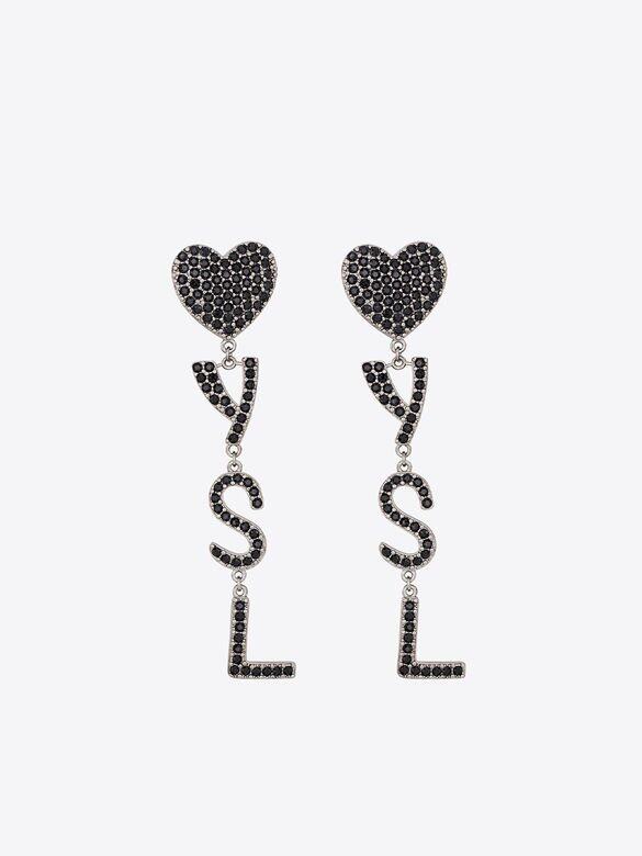 這對吊飾耳環以心形圖案配上字形有點可愛的YSL字樣，鑲滿黑色晶石，有