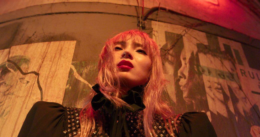 名為《懸空一刻的思念》的Saint Laurent Self 05系列短片,由王家衛監製、夏永康執導,出 名為《懸空一刻的思念》的Saint Laurent Self 05系列短片,由王家衛監製、夏永康執導,出
