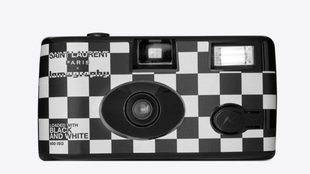 這次Saint Laurent Rive Droite與Lomography聯手推出的菲林相機，雖然看起來是即影即棄設計，但