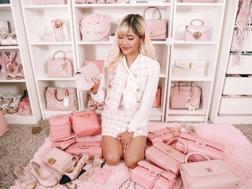 擁有Chanel手袋是不少女生的夢想，Saki擁有多個，有齊櫻花粉、Barbie pink、淡粉紅等色