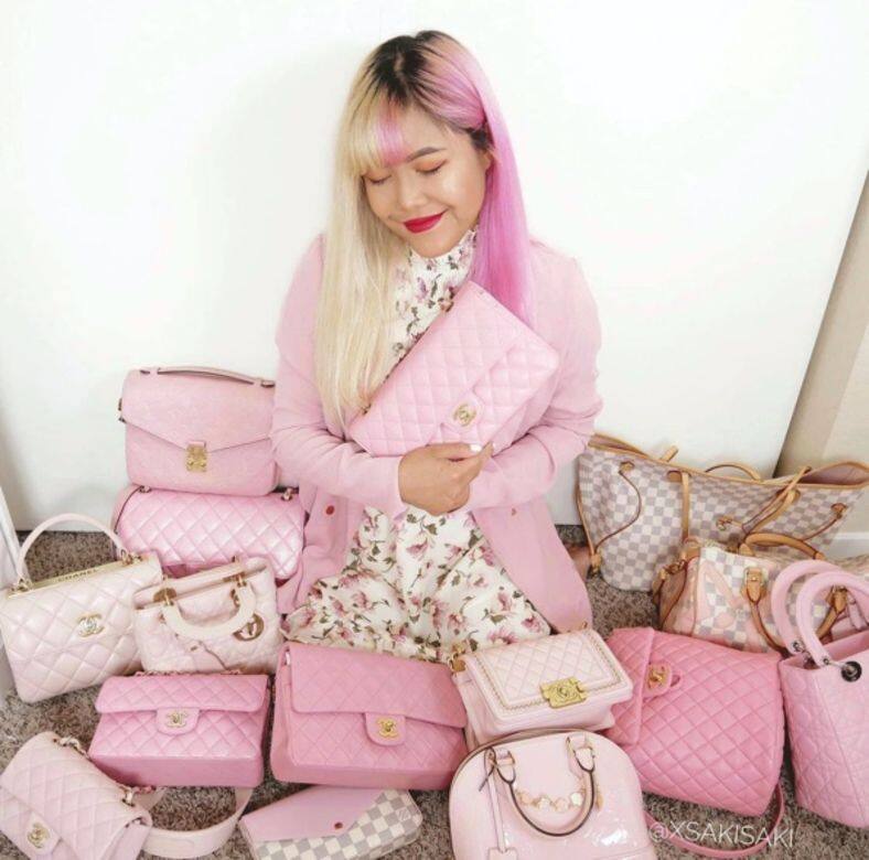 Saki少女心大爆發，不僅擁有百萬的粉紅色名牌鞋袋，還經常將黑色秀髮漂