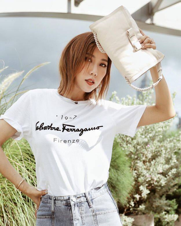 本地不少時尚達人已率先演繹全新的Viva系列，造型師Faye Tsui以簡單的T恤