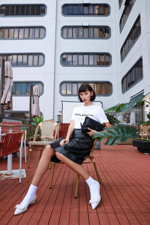 名模Louise Wong一身黑白造型，以一雙白襪襯米色牛仔布Viva平底鞋；黑色皮革半