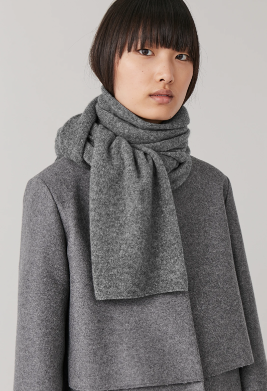 Cos灰色羊絨素色圍巾$ 893品牌Cos向來所推出的圍巾性價比也非常高，用上