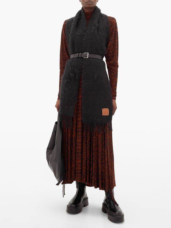 Loewe黑色素色圍巾 $ 2,150品牌Loewe則教我們,原來一條圍巾不單可繫於頸上,就 Loewe黑色素色圍巾 $ 2,150品牌Loewe則教我們,原來一條圍巾不單可繫於頸上,就