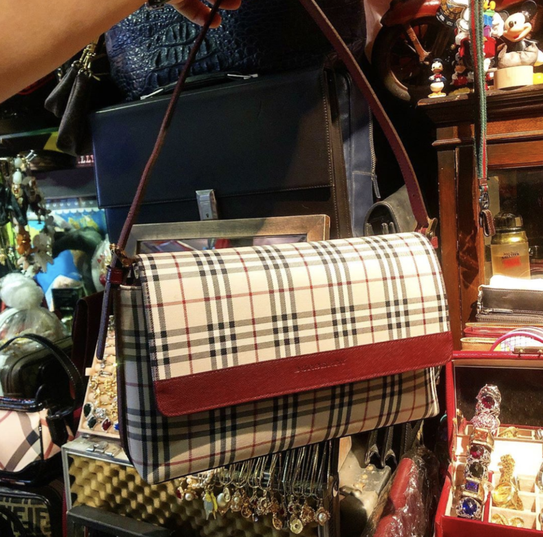 然而為何店鋪能吸引不少品味之士?皆因店內奢侈手袋品牌應有盡有,如 然而為何店鋪能吸引不少品味之士?皆因店內奢侈手袋品牌應有盡有,如