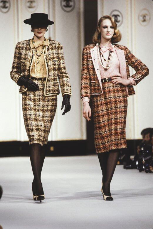 除了chain-handled bags,花呢外套一定亦是Chanel的標誌產品。1983年,Karl Lagerfeld重新為該品牌做 除了chain-handled bags,花呢外套一定亦是Chanel的標誌產品。1983年,Karl Lagerfeld重新為該品牌做