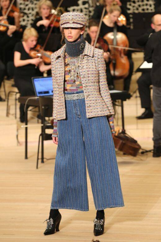 1965年Chanel Tweed jacket在Kerry Taylor拍賣行以11, 875英鎊的價格售出。60、70年代的古董Tweed jacket 1965年Chanel Tweed jacket在Kerry Taylor拍賣行以11, 875英鎊的價格售出。60、70年代的古董Tweed jacket