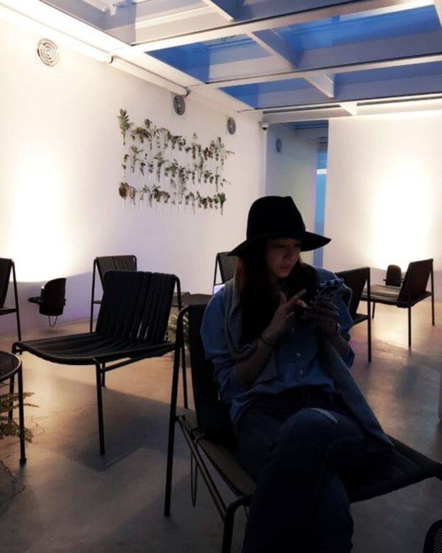 徐智慧利用深淺不同的藍色調配搭出時尚的double denim造型,外襯的灰色針織 徐智慧利用深淺不同的藍色調配搭出時尚的double denim造型,外襯的灰色針織