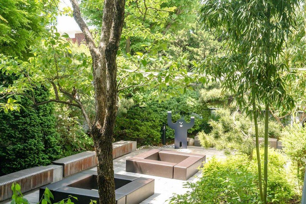 這家美術館的環境非常清幽,建築被一大片園林景色所包圍,第二和第三 這家美術館的環境非常清幽,建築被一大片園林景色所包圍,第二和第三