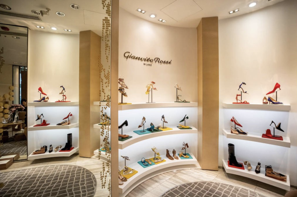 然而Gianvito Rossi的設計比Sergio Rossi更大膽,常以嶄新物料融入於高跟鞋設計當中,從 然而Gianvito Rossi的設計比Sergio Rossi更大膽,常以嶄新物料融入於高跟鞋設計當中,從