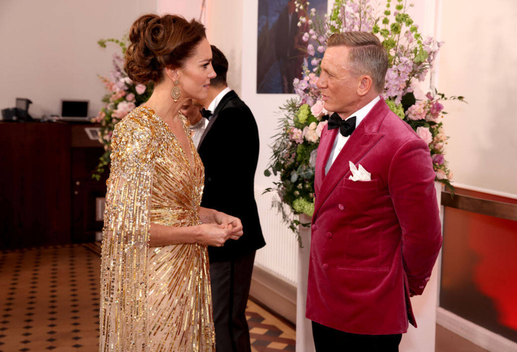 再看Daniel Craig與凱特相談甚歡的樣子,紅色天鵝絨西裝非一般人能穿得好看 再看Daniel Craig與凱特相談甚歡的樣子,紅色天鵝絨西裝非一般人能穿得好看
