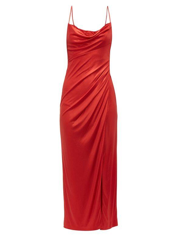 紅色吊帶裙適合作為出席晚宴的衣着選擇，