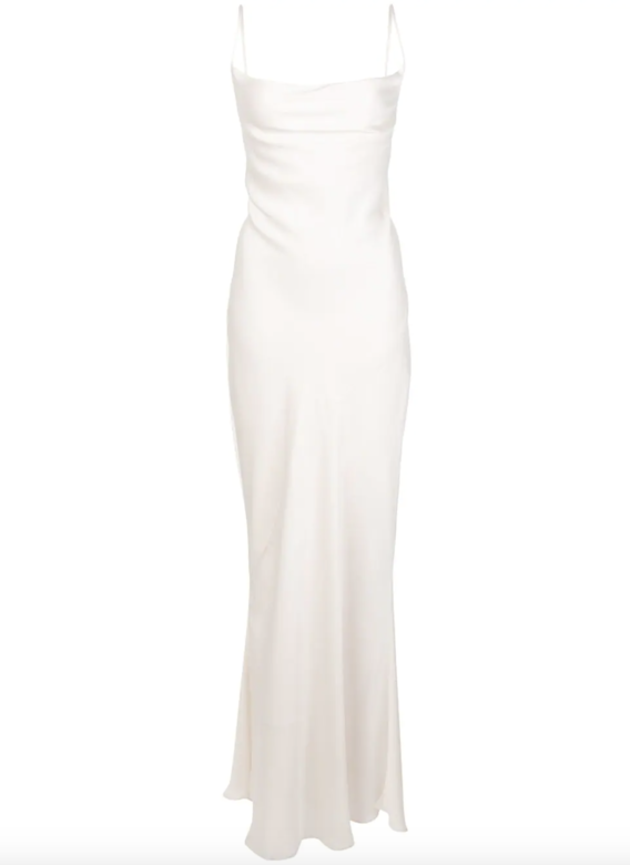 衣櫃也必備一條小白裙，簡單剪裁十分百搭；對偏好極簡風格的新娘而言
