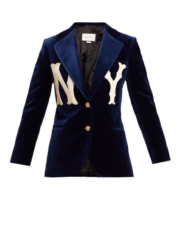GucciNY Yankees-appliqué 天鵝絨西裝外套£2,230 (約港幣$22,300)