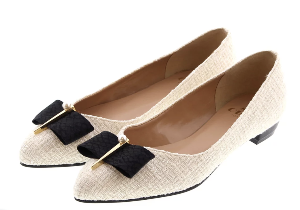 紅色牛皮平底鞋 $833 (Diane von Furstenburg, available at outnet.com)除了自家品牌,Outnet還有很多吸引的平 紅色牛皮平底鞋 $833 (Diane von Furstenburg, available at outnet.com)除了自家品牌,Outnet還有很多吸引的平