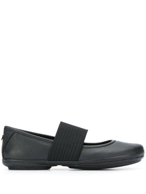 黑皮搭帶平底鞋 $914 (Camper, available at Farfetch.com)只喜歡實用舒適款?在這裡也能找到心頭 黑皮搭帶平底鞋 $914 (Camper, available at Farfetch.com)只喜歡實用舒適款?在這裡也能找到心頭
